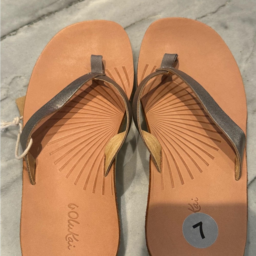 OluKai Iwi Womens Flip Flops Silver Gold 7 NWT